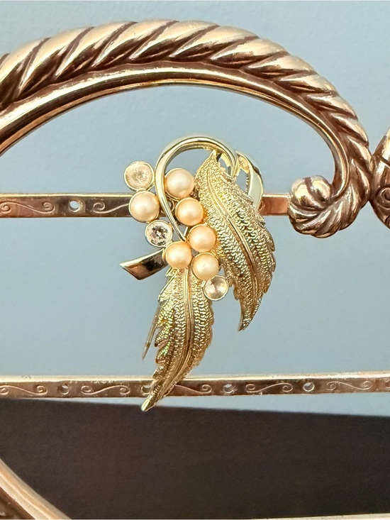 Vintage Jewelry - Vintage Gold Leaf Brooch with Peach Pearls and Clear Crystals
